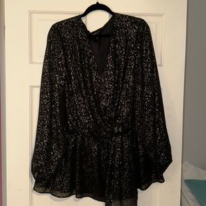 Black with gold v-neck long sleeve top!